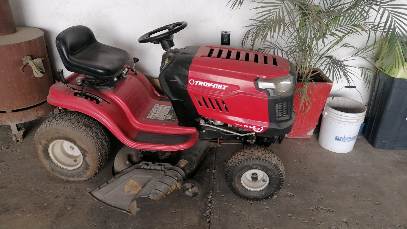 <p>TRACTOR PODADOR MOTOR BRIGGS HP 17.5, 42 Pulgadas #34; DE CORTE, 2 CUCHILLAS, TANQUE DE COMBUSTIBLE 1.5 GAL, ASIENTO DE ESPALDA BAJA MANUAL, 7 VELOCIDADES, LLANTA DELANTERA 15X6, TRASERA 20X8, PERFERCO PARA CESPED DE SALONES DE EVENTOS Y CANCHAS DE FOOTBALL. </p> Tractor podador jardinero troybilt motor