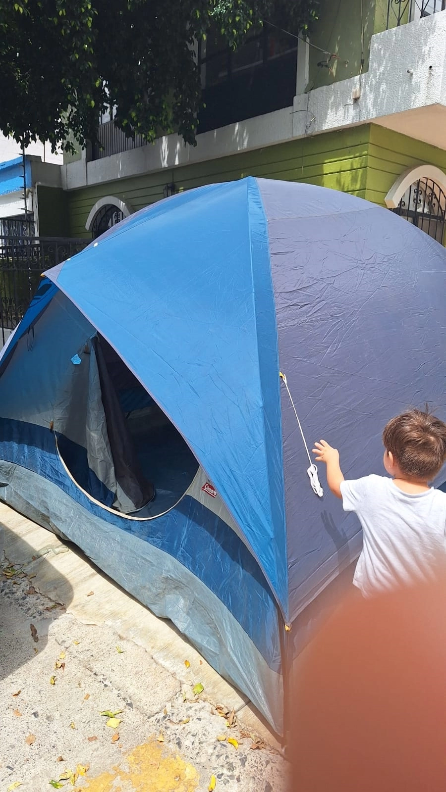 <p>casa de campaña coleman Xtreme pára 5 personas medidas alto: 1.70 ancho: 2.80 fondo: 3.00 MAterial. Poliester filtros Uv </p> Casa de campaña coleman 5 personas