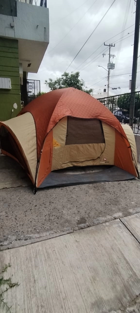 <p>Swiss Gear Kanderstag - Tienda de campaña tipo bóveda para cuatro cómodamente Mide 2,7 m, 15,2 cm de largo por 2,7 m de ancho por 142,2 cm de alto Cuenta con una puerta de estilo flexible, un compartimento para engranajes, bolsillos organizadores, un puerto electrónico y un bolsillo para zapatos Fácil de montar con aro y marco de fibra de vidrio con cordón Construcción duradera resistente a la intemperie con costuras selladas de fábrica y suelo sellado sónico</p> Casa de campaña swiss gear